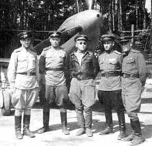 А. Д. Якименко ( в центре ) среди пилотов полка